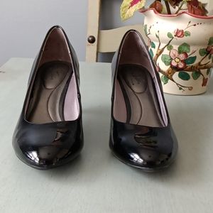 Black patent leather close shoe